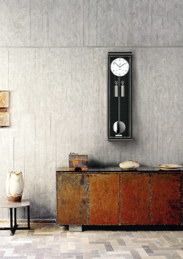ERWIN SATTLER CLASSICA S 100
Zwart gelakte kast 98 cm hoog, 27,5 cm breed en 10,5 cm diep. Facet geslepen mineraal glas. Uurwerk Sattler Kaliber 1525-4. Loopduur 30 dagen. 8 Precisie kogellagers en 15 Robijn lagers. Emaillen wijzerplaat naar keuze Romeins of Arabisch. Geblauwd stalen wijzers. Slagwerk op de hele en de halver uren op rondgong. 